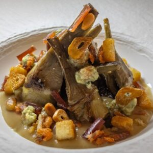 Alcachofas, crema de jamón ibérico, ñoquis al pesto y migas