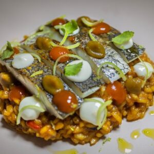 Arroz cremoso de pimiento asado, corvina y verde de cebolleta