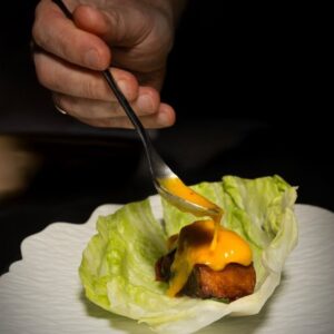 Saäm de panceta glaseada, crujiente de su piel, Vieira y salsa de mango especiado (2 unidades)