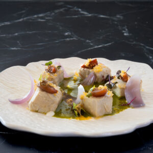 Ensalada de Bonito, escabeche de lechuga, tapenade y emulsión suave de queso de cabra